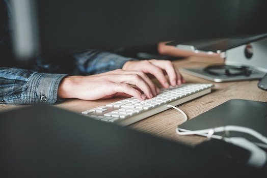 Person sucht Materialverwaltung Software