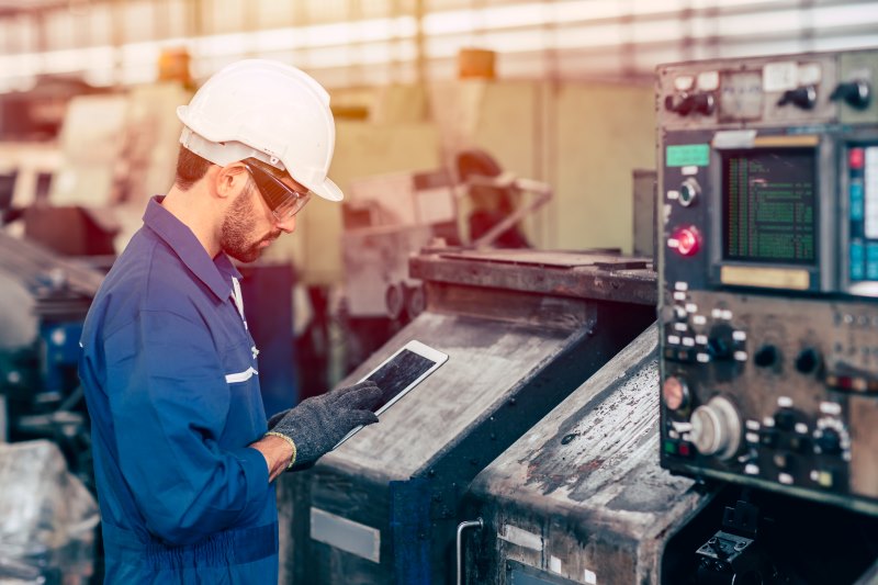 Arbeiter führt Wartung und Instandhaltung mit App durch