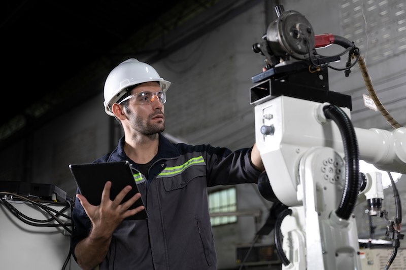 employé qui vérifie facilement la conformité à la norme NFC 18-510 avec Timly