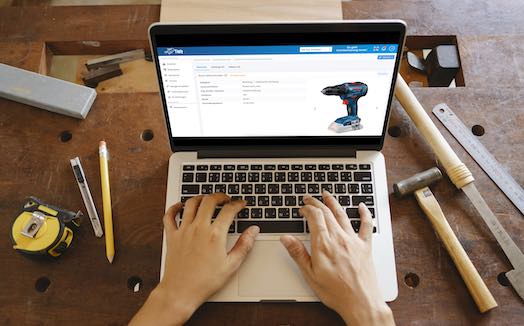 Timlys Lagerverwaltungssoftware fuer kleine Unternehmen wird von Mitarbeiterin genutzt
