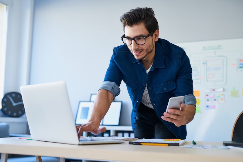 Mitarbeiter macht Software Maintenance mit Timly Intro Image