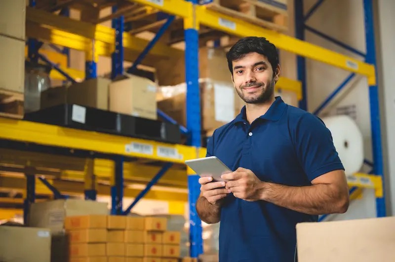 Un employé utilise l'application gestion d'inventaire Timly sur tablette