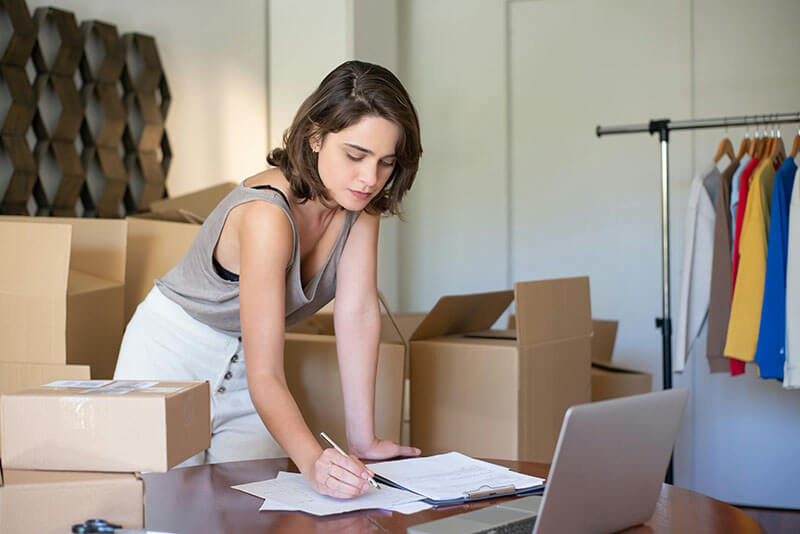 femme calculant le stock initial de l entreprise