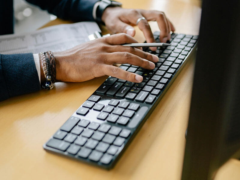 personnel utilisant la technologie pour déterminer la gestion du cycle de vie informatique