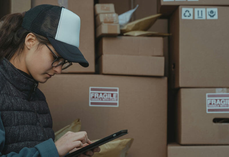 une femme comptabilise les stocks avec un systeme automatique